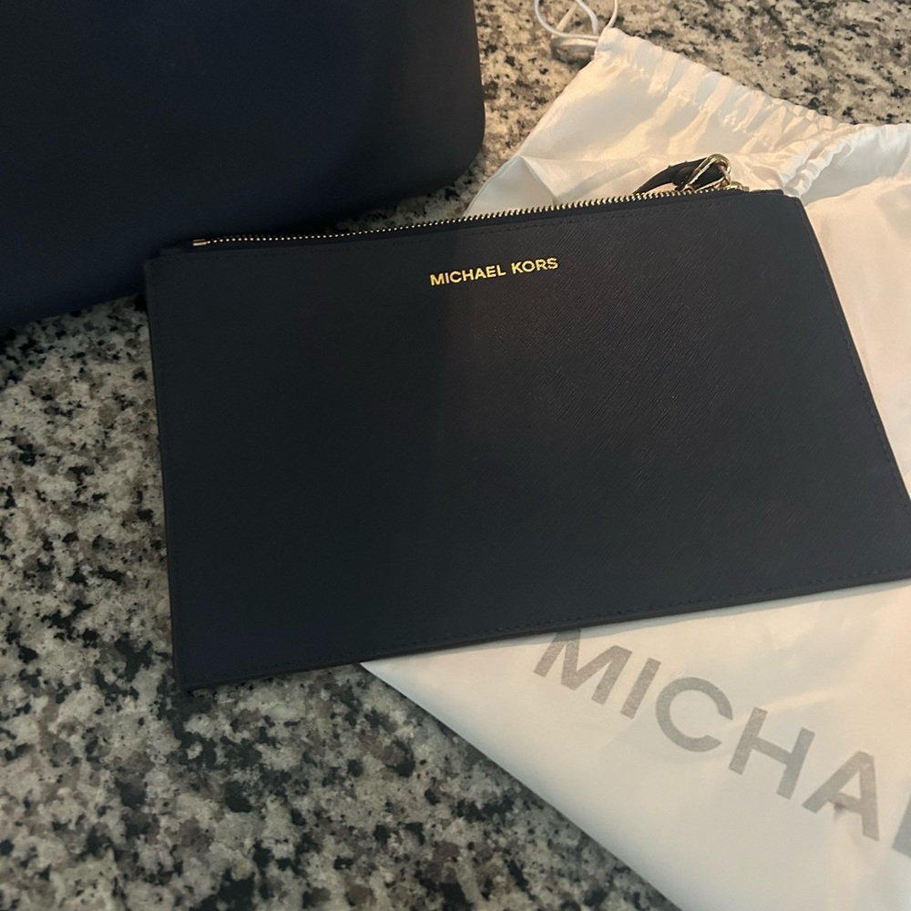 ❤️ NWOT MK Michael Kors Large Navy Tote with Gold Accents & Large Zip Wristlet - Picture 6 of 6